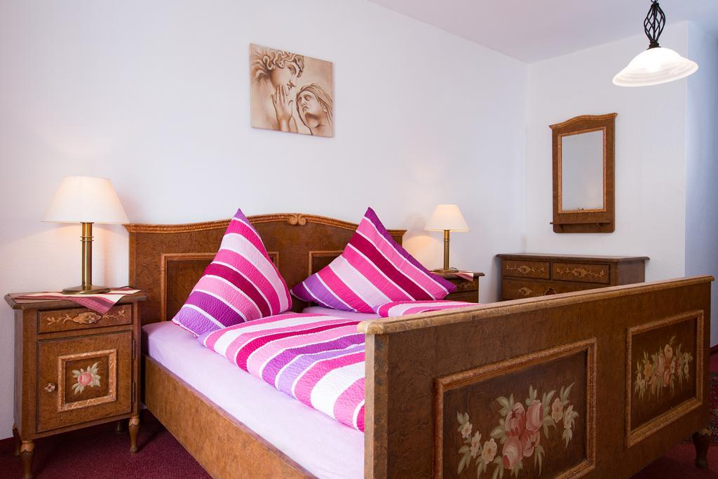 Hotel Gasthof Zum Lamm Garmisch-Partenkirchen Zimmer foto
