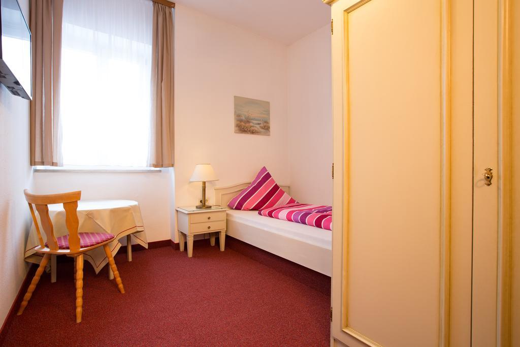 Hotel Gasthof Zum Lamm Garmisch-Partenkirchen Zimmer foto