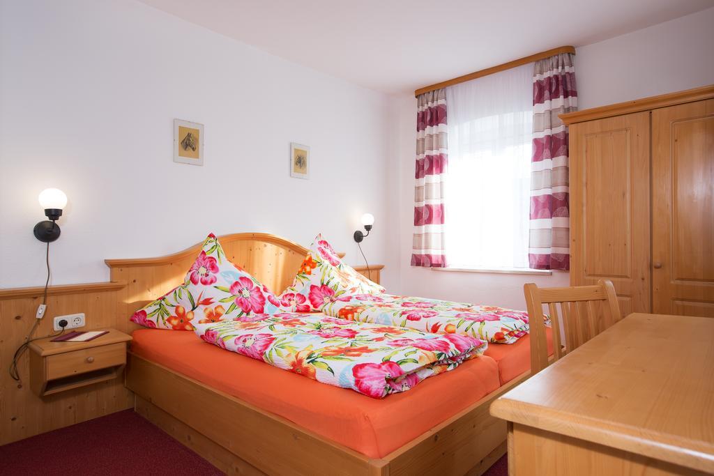 Hotel Gasthof Zum Lamm Garmisch-Partenkirchen Zimmer foto