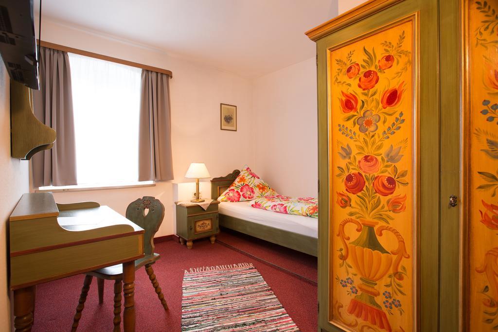 Hotel Gasthof Zum Lamm Garmisch-Partenkirchen Zimmer foto