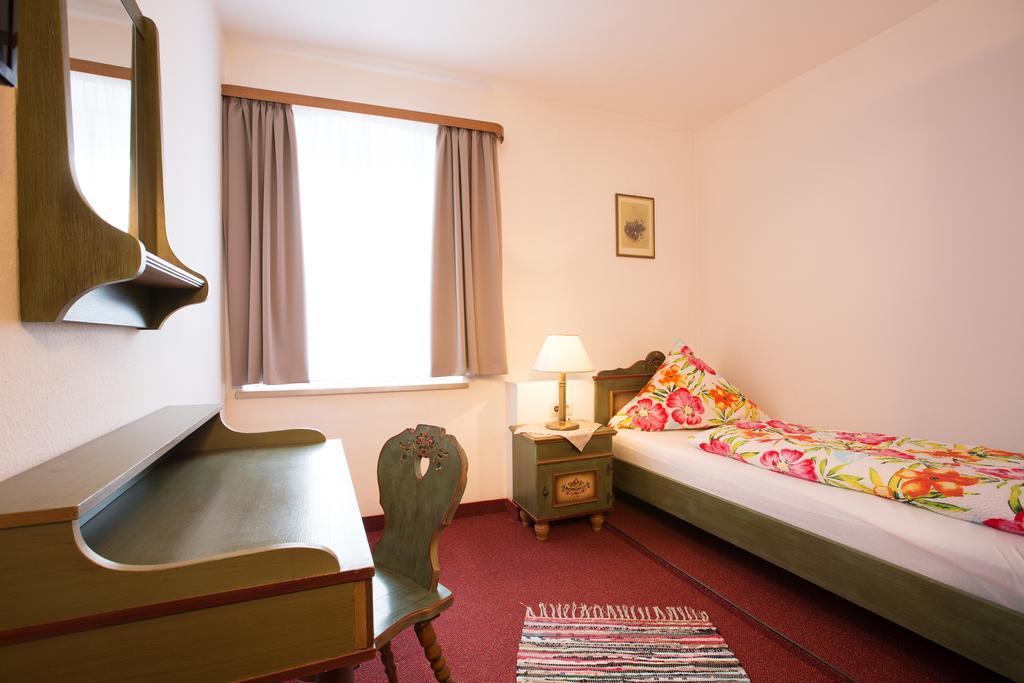 Hotel Gasthof Zum Lamm Garmisch-Partenkirchen Zimmer foto