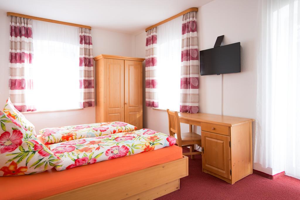 Hotel Gasthof Zum Lamm Garmisch-Partenkirchen Zimmer foto